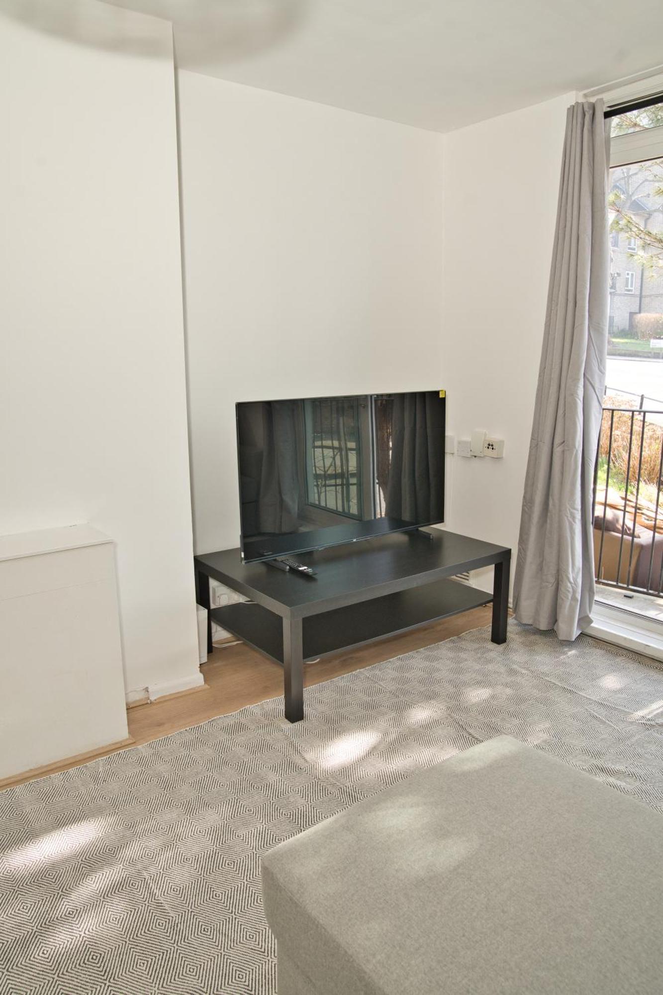 Stunning 4 Bedroom In Swiss Sleeps 10 Appartamento Londra