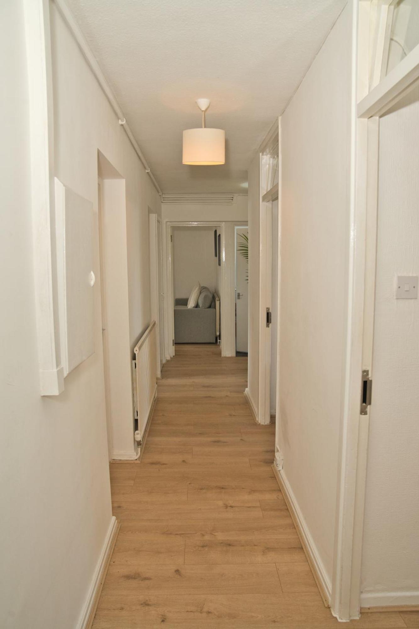 Stunning 4 Bedroom In Swiss Sleeps 10 Londra