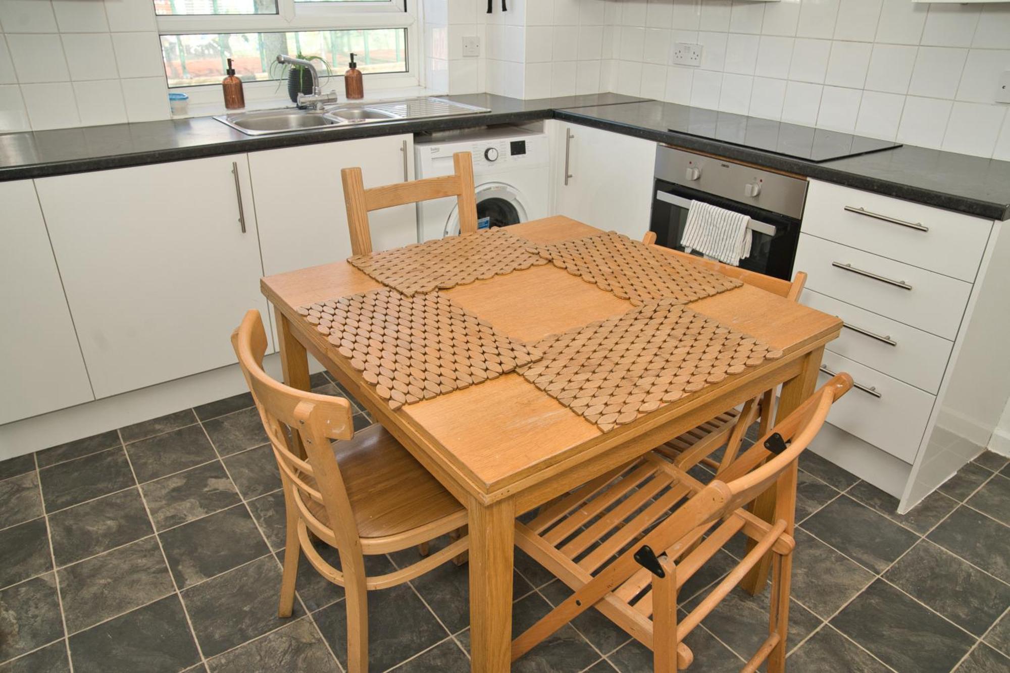 Stunning 4 Bedroom In Swiss Sleeps 10 * Londra