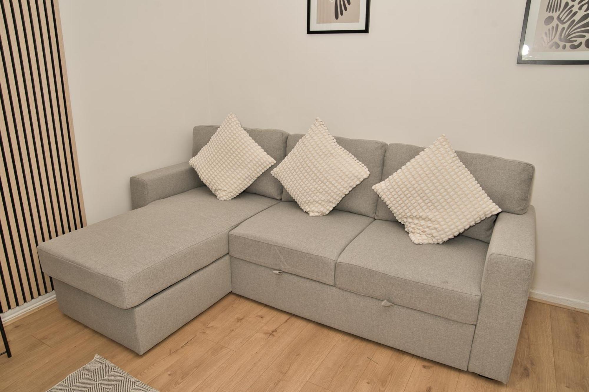 Stunning 4 Bedroom In Swiss Sleeps 10 Londra