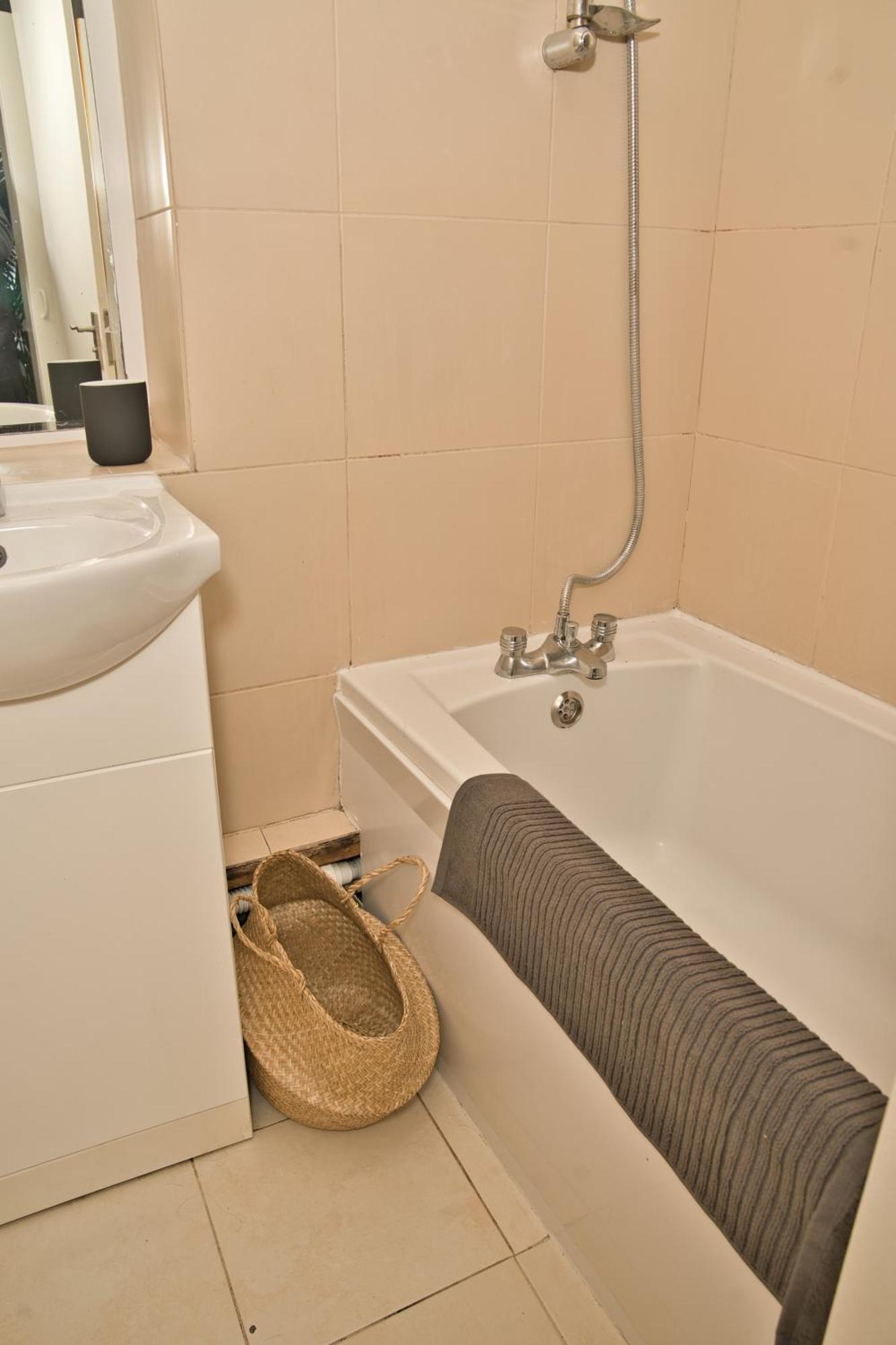 Stunning 4 Bedroom In Swiss Sleeps 10 Appartamento *