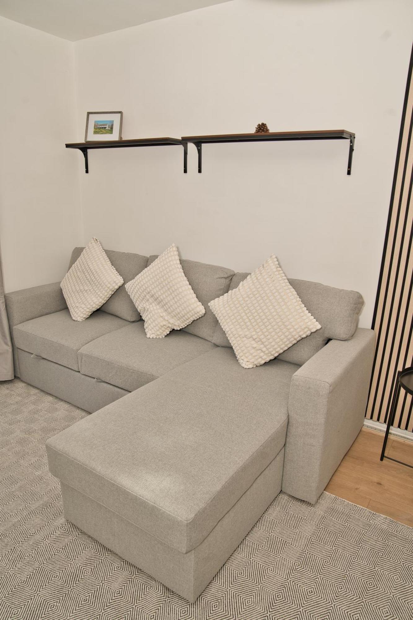 Stunning 4 Bedroom In Swiss Sleeps 10 Londra