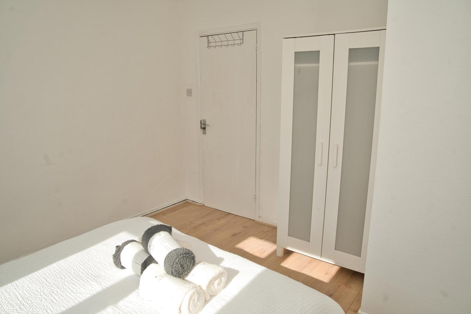 Stunning 4 Bedroom In Swiss Sleeps 10 Appartamento Londra