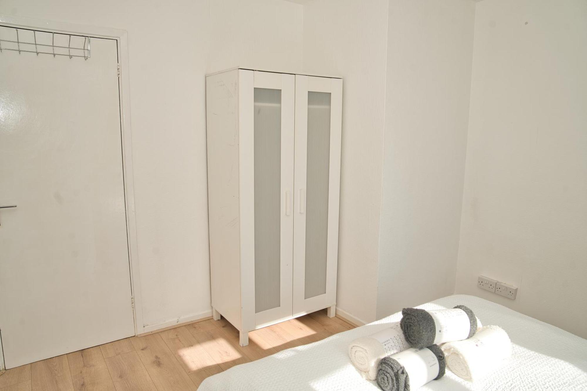 Stunning 4 Bedroom In Swiss Sleeps 10 Appartamento *
